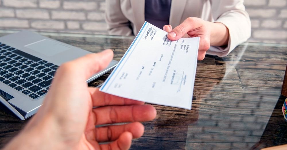 Cómo llenar un cheque de Wells Fargo, IRS, Chase y Bank of America